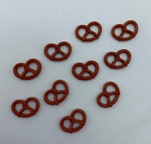 Figuren Brezel klein -2cm - 10-teilig - Bastelbedarf - Miniaturen - Streudeko - Bild 1 von 2