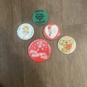 Konvolut 5 Vintage Original Holiday Pins Valentine und St. Patrick  - Bild 1 von 2