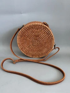Bolso redondo de paja de ratán cartera de mimbre bandolera correa de cuero forro floral boho - Imagen 1 de 13