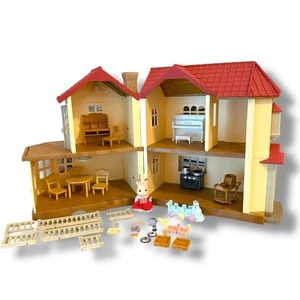 Casa de campo Calico Critters techo rojo + accesorios para muebles y conejito - Imagen 1 de 13