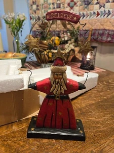 Tallado "Believe" Santa de Whispering Pines (rojo) - Imagen 1 de 4