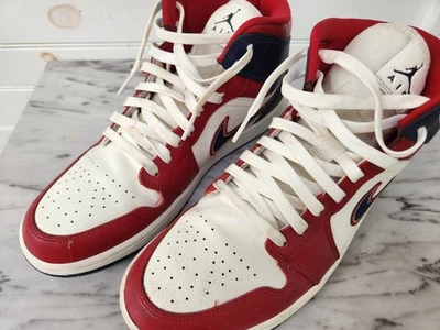 Air Jordan 1 Mid SE Hombre 9.5 Mujer Talla 11 Gimnasio Rojo/Medianoche Azul Marino-Vela Foto 1 de 4