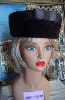 Hermoso elegante sombrero de terciopelo marrón vintage de moda para mujer con ribete satinado años 40 Foto 1 de 4