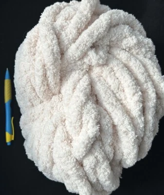 Enorme hilo de chenilla voluminoso Hank Of Jumbo 250 g - color crema Foto 1 de 4