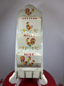 Vintage Metal Tin Wall Organizer Letter, Bill, Misc. with Painted Rooster Design - Bild 1 von 12