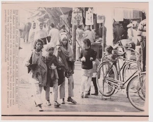 HORST FAAS : INDIAN SIKHS in AMRITSAR PUNJAB ** VINTAGE 1966 INDIA press photo - Picture 1 of 2