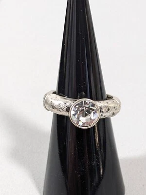 Anillo solitario elástico estilo martillado tono plata talla 8 Foto 1 de 4