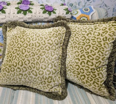 Пара винтажных высококачественных заказных зеленых бархатных леопардовых подушек с бахромой  - Изображение 1 из 4
