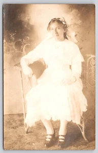 Postal RPPC Mujer Joven Niña en Vestido de Confirmación Estudio Retrato Religioso - Imagen 1 de 2