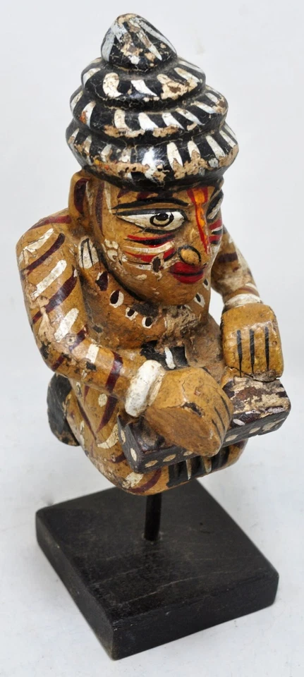Estatuilla étnica de madera vintage de hombre músico sobre soporte rústica pintada a mano Foto 1 de 4