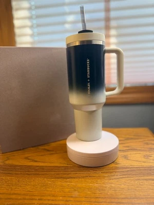 星巴克 + Stanley Quencher | 40 盎司 | 单色 | 全新带标签 | 美国 — 第 1/4 张图片