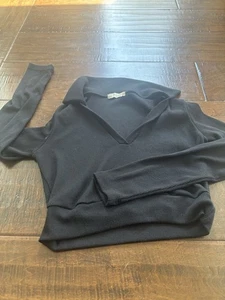 Suéter Altar’d State Negro Cuello en V Corto Talla Pequeña Excelente $58 - Imagen 1 de 4
