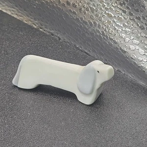 Statuina cane cucciolo Dauchsund porcellana vintage bianco e azzurro 2" x 0,5" x 1" - Foto 1 di 10