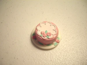 T31 Vintage Fisher Price Loving Family Casa de Muñecas Redonda Rosa Pastel de Cumpleaños Rosas - Imagen 1 de 4