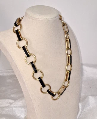 Colar corrente feminino preto esmaltado e tom dourado estilo italiano esposa máfia - Imagem 1 de 4