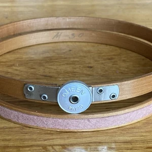 Vintage 6" Queen Wood Embroidery Hoop Tension Wheel Dial Felt Lined USA - Picture 1 of 13