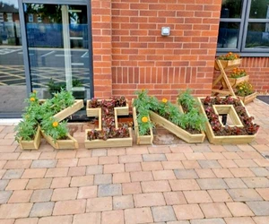 'I' Alphabet Garden Planter Letter Shaped Raised Flower Bed Gardening Gift 60cm - Picture 1 of 4