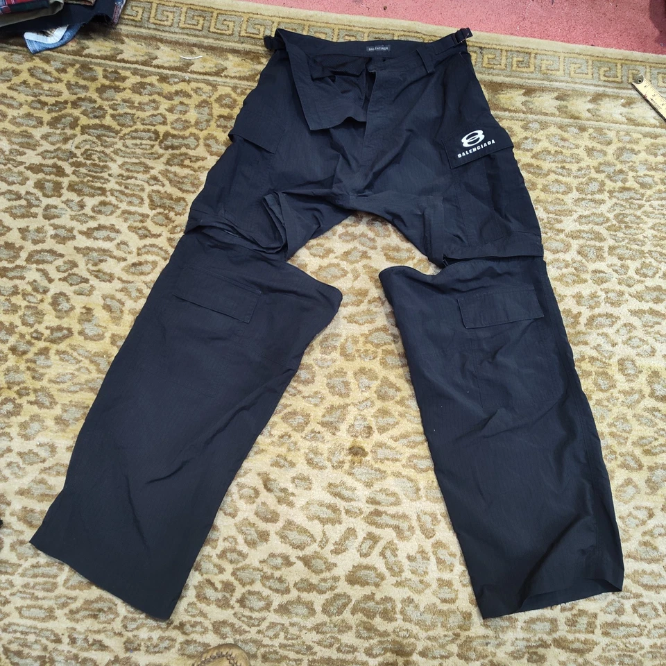 Balenciaga Cargo Ripcord 裤子带可拆卸腿,因此它们成为短裤 — 第 1/4 张图片