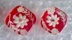 bUTTON X2 RED W/ WHITE FLOWERS CLOTHING VINTAGE PLASTIC REVERSE IMAGE neocurio 