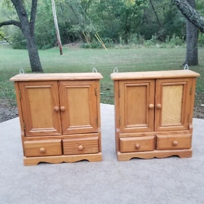 LOTE DE 2 curiosidades de exhibición miniatura colgante de pared gabinete chino para casa de muñecas vintage Foto 1 de 4