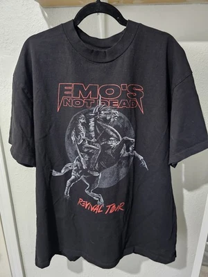 Camiseta Para Hombres Emo's Not Dead Revival Tour Negra Desfile Pepe Esqueleto Negra Talla XL Foto 1 de 3