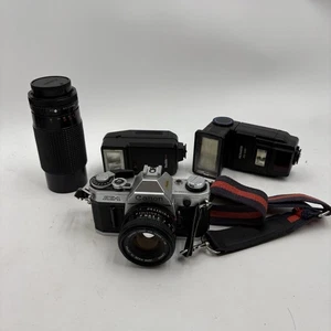 Canon AE-1 fotocamera pellicola 50 mm obiettivo FD 1.8 non testata con accessori borsa flash - Foto 1 di 15