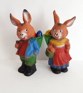 Vecchia coppia di conigli in vinile / coppia di coniglietti pasquali con cesto pasquale del 1960 giocattoli Ela - Foto 1 di 1