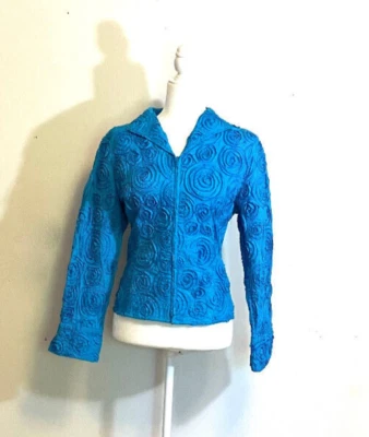 NUEVO CON ETIQUETAS Samuel Dong Aqua Azul Roseta Cremallera Chaqueta Remolino Apliques, Talla L Foto 1 de 3