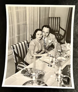 COPPIA SPOSATA DIANA LEWIS & WILLIAM POWELL CHE SI GODONO UN PASTO 1941 FOTO (173) - Foto 1 di 2