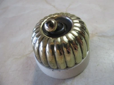 Vintage jelly mould toggle light switch,white ceramic and brass, good condition. - Image 1 of 4