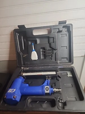 Pistola de clavos Campbell Hausfeld NB003004 azul calibre 18 Brad con estuche portátil Foto 1 de 4