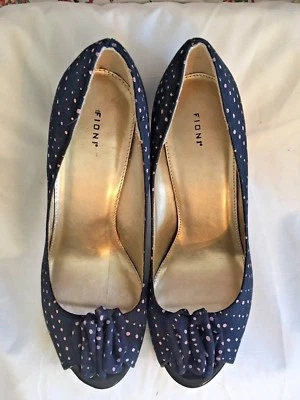 Tacones Fioni para mujer 8 azul marino con lunares rosas punta abierta  Foto 1 de 4