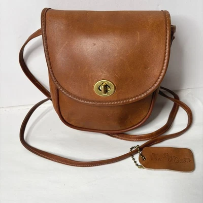 Bolsa tiracolo vintage marrom conhaque pequena de couro com trava de giro EUA feita pela Otis - Imagem 1 de 4