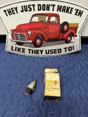 Interruptor de temperatura del agua del motor Oldsmobile 1960 NOS 1998740 Foto 1 de 4