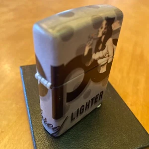 Zippo Vintage Windy Girl Poster 540 Color Process on Grey Lighter + FLINT PACK - Bild 1 von 9