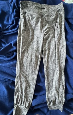 Jogger pequeño sudoroso betty jaspeado gris jaspeado Foto 1 de 4