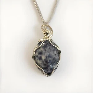 Colgante de piedras preciosas de jaspe mancha azul de 20 pulgadas Collar envolvente de alambre plateado. - Imagen 1 de 7