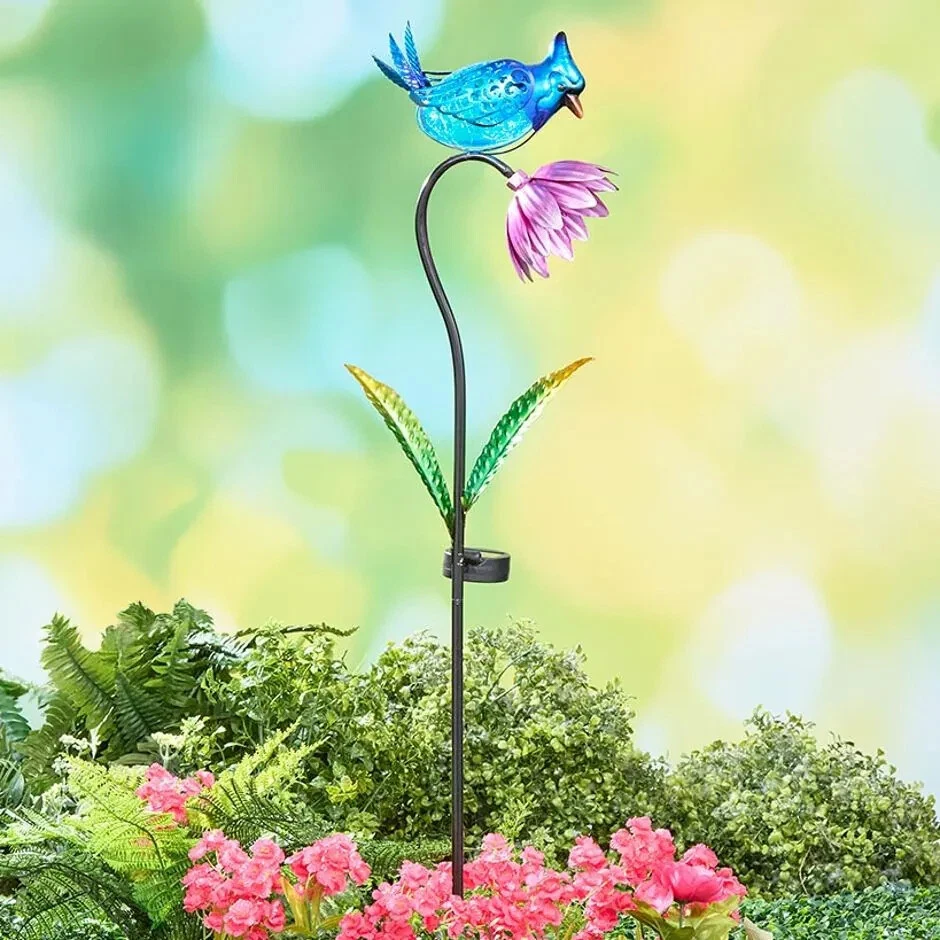 Pássaro azul iluminado solar de 3 pés de altura com flor roxa estaca de jardim de metal ao ar livre - Imagem 1 de 3