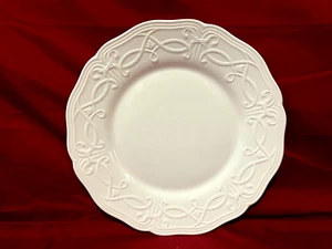 Wedgwood Traditions Heirloom Bone China White Scalloped Dinner Plate(s) 11 1/4" - Picture 1 of 2