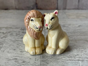 Vintage Lion Couple Ceramic Salt and Pepper Shakers Kitsch Kitchen Decor-Taiwan - Picture 1 of 5
