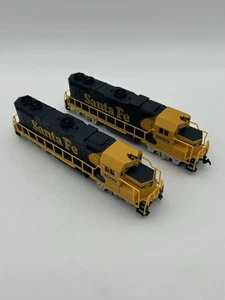 2 Life-like Spur HO Santa Fe Diesellok #3500 & 3600 getestet funktioniert LESEN - Bild 1 von 7