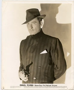 Errol Flynn con pistola en ""Uncertain Glory"" (1939), gran foto. 19452 - Imagen 1 de 1