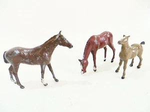 BRITAINS VINTAGE LEAD 'HORSES & FOAL. WALKING/FEEDING/STANDING' 1:32 ORIGINAL - Picture 1 of 7