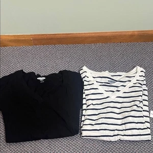 Old Navy Everywear Vneck Shirt Lot Small - Picture 1 of 3