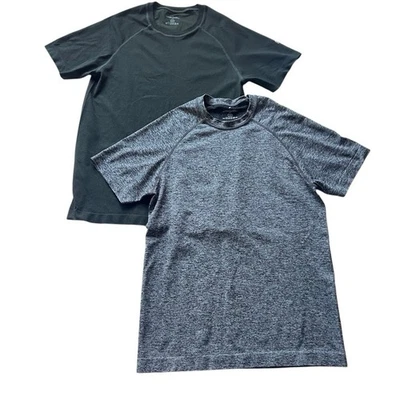 Paquete de camisetas de rendimiento deportivo sin costuras Fabletics para hombre verde gris Foto 1 de 4