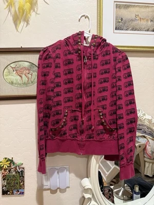 Sudadera con Capucha Boombox Estéreo Tachonado Y2K Personalizada 1/1 Tachonada a Mano Inspirada en Abbey Dawn Foto 1 de 4