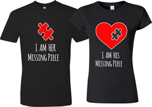 His Her Missing Piece Puzzle Corazón San Valentín pareja a juego divertida linda camiseta - Imagen 1 de 7