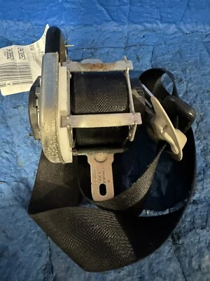 Retractor de cinturón de seguridad delantero derecho lado pasajero negro Toyota Prius C 1,5 L 12-19  Foto 1 de 2