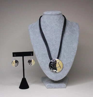 Juego de pendientes collar circular esmalte negro y beige tono plateado Foto 1 de 4