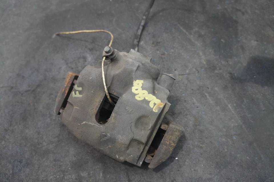 Pinza de freno delantera izquierda y soporte OEM Ferrari Mondial 8 1982 Foto 1 de 4